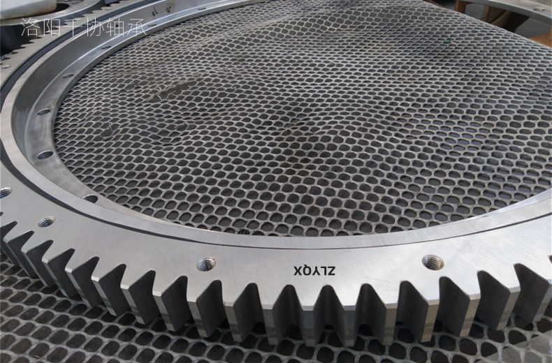 [ZLYQX]什么原因導致回轉支承在塔吊上發出響動，解決方法是什么？