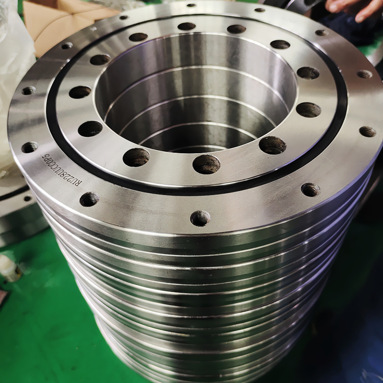 RU系列交叉圓柱滾子軸承的安裝方法和注意事項如下 RU系列交叉圓柱滾子軸承的安裝方法和注意事項如下