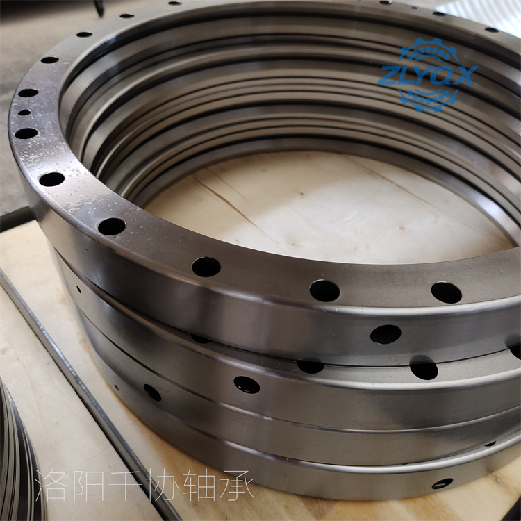 交叉滾子軸承支承座及固定法蘭的設計